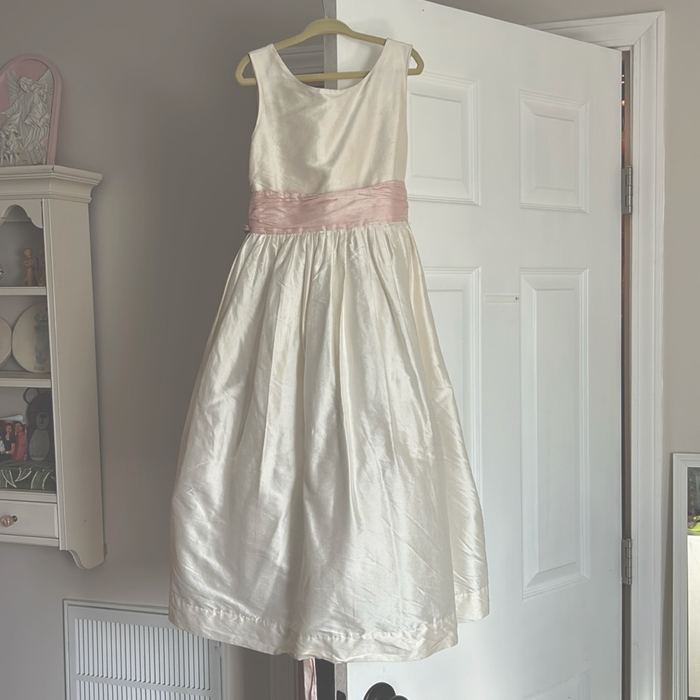 Pegeen size 6 little girls Flower girl dress. Cream w/ light pink pale pink bow.